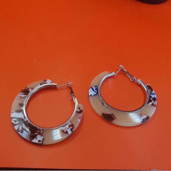 Women’s cream hoop earrings - Picture 3 of 4